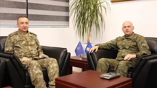 Komandanti i KFOR-it, Ulutaş, bisedoi me autoritetet kosovare për automjetetet e FSK-së në veri