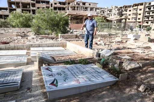 Familjet kërkojnë në varrezat siriane të dashurit e tyre që regjimi i Assadit i la në rrënoja
