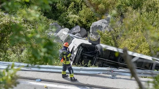 Dvoje poginulih, oko 80 povrijeđenih u prevrtanju autobusa u Srbiji