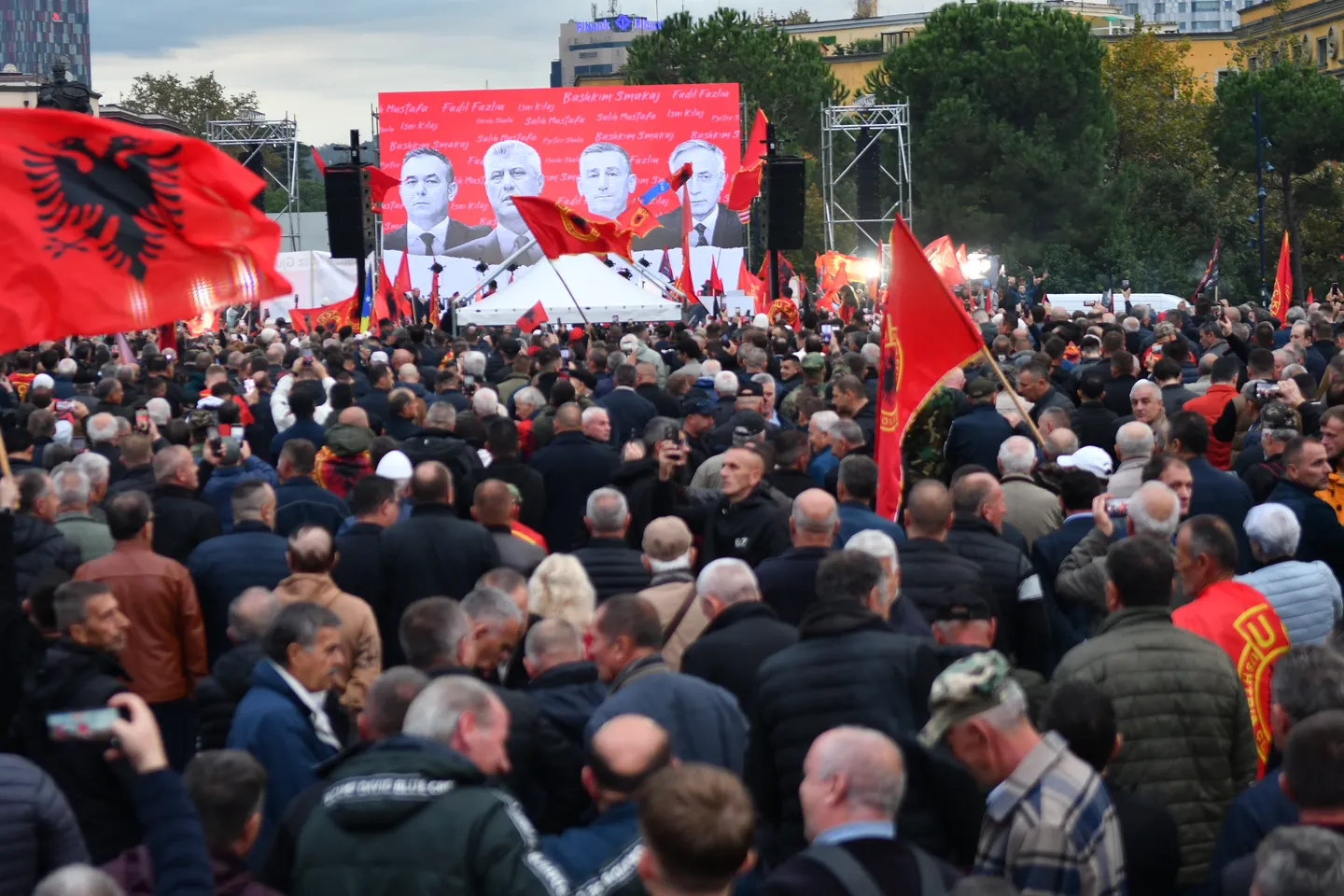 U Albaniji održan skup podrške bivšim komandantima OVK-a kojima se sudi u Hagu