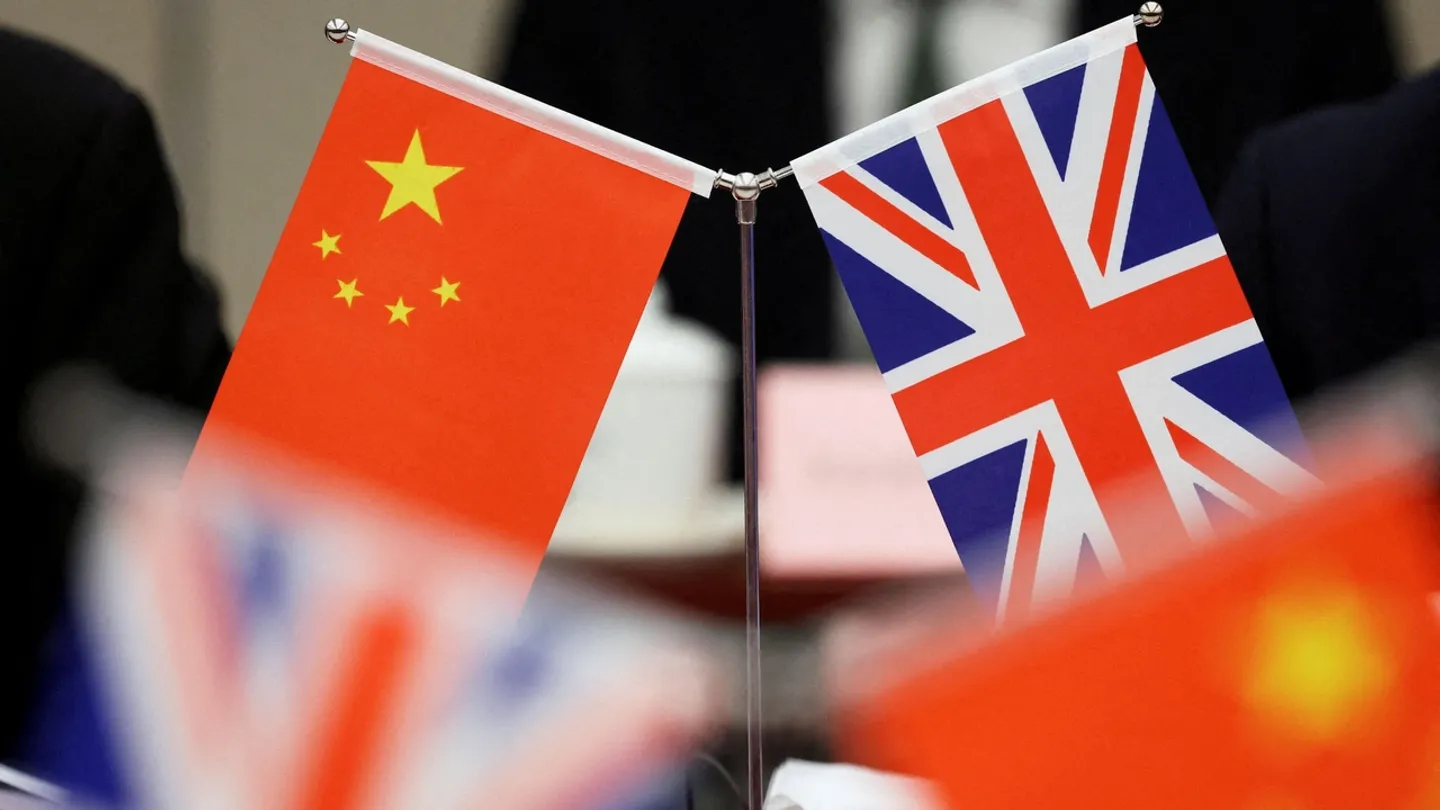 Pequim insta o Reino Unido a levantar “imediatamente” as sanções contra entidades chinesas