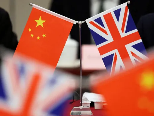 Pequim insta o Reino Unido a levantar “imediatamente” as sanções contra entidades chinesas