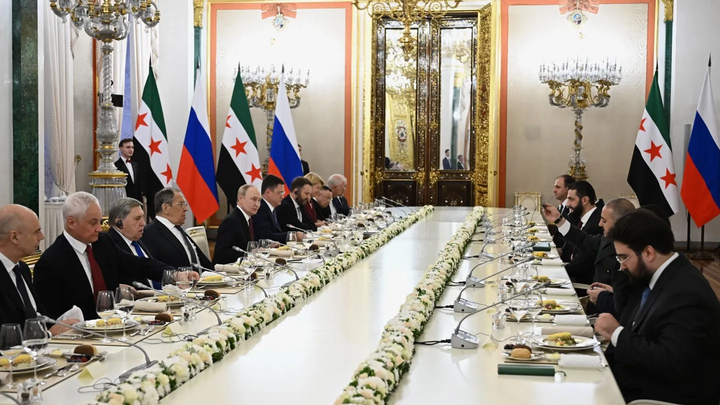 Rússia mantém-se em silêncio sobre extradição de Assad depois da reunião Putin-al Sharaa em Moscovo