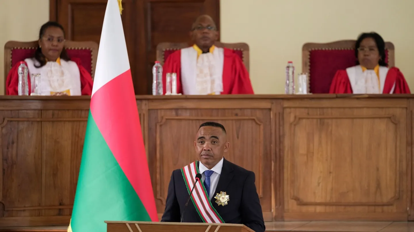 Líder do golpe militar Michael Randrianirina empossado como Presidente de Madagáscar