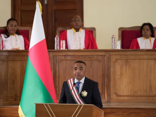 Líder do golpe militar Michael Randrianirina empossado como Presidente de Madagáscar