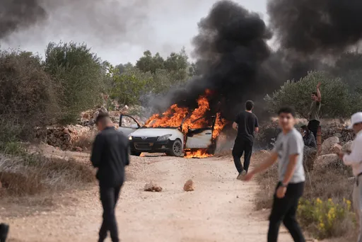 الضفة.. إصابة فلسطينيين قرب رام الله برصاص الاحتلال وسط اعتداءات مستوطنين على قاطفي الزيتون