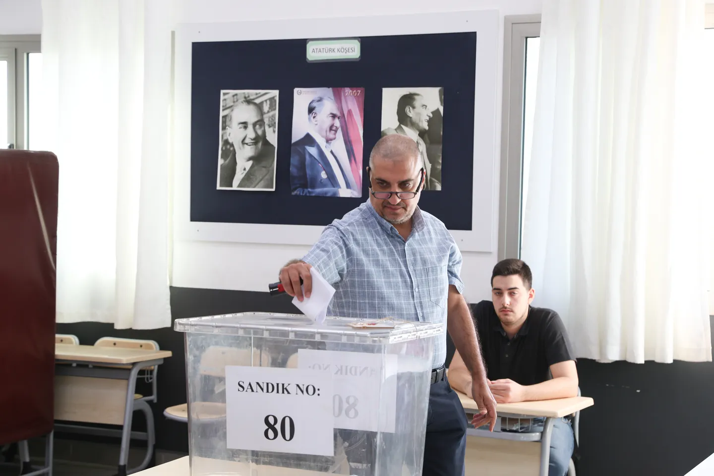 القبارصة الأتراك يتوجهون إلى صناديق الاقتراع لانتخاب رئيس جديد