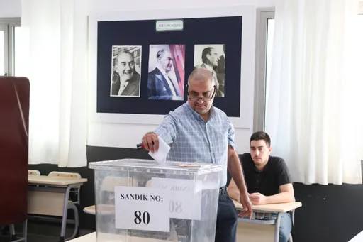 القبارصة الأتراك يتوجهون إلى صناديق الاقتراع لانتخاب رئيس جديد