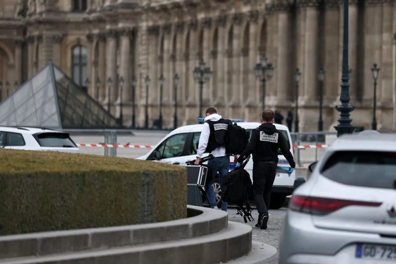 Raubüberfall im Louvre in Paris: Täter erbeuten Schmuck von „unschätzbarem Wert“
