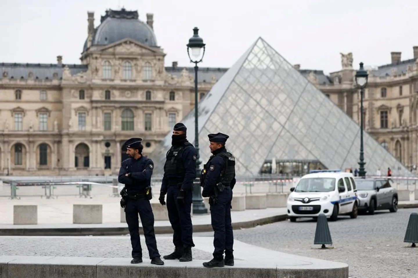 Empat pencuri diburu saat Prancis mengonfirmasi delapan perhiasan dicuri dalam perampokan Louvre