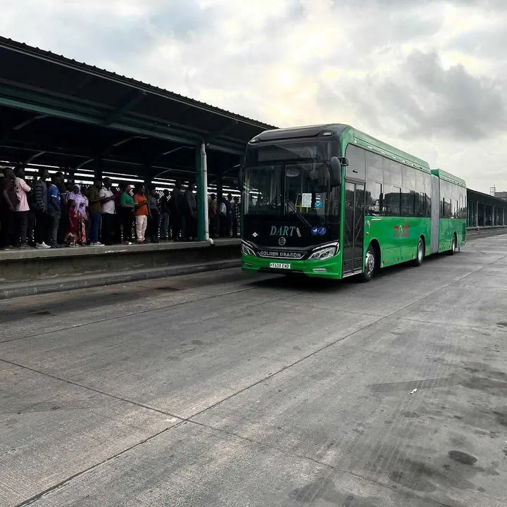 Tanzanie : les habitants de Dar es Salaam bénéficient de nouveaux bus de transport urbain
