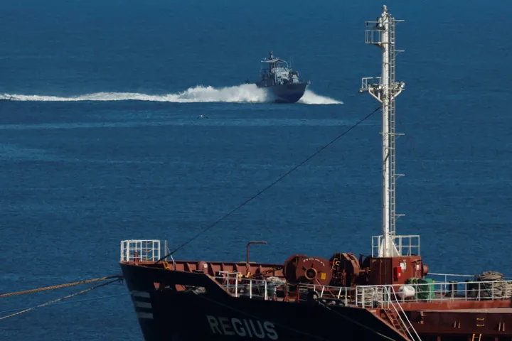 على بعد 68 ميلاً بحرياً.. حزب الله يعلن استهداف بارجة إسرائيلية قبالة سواحل لبنان