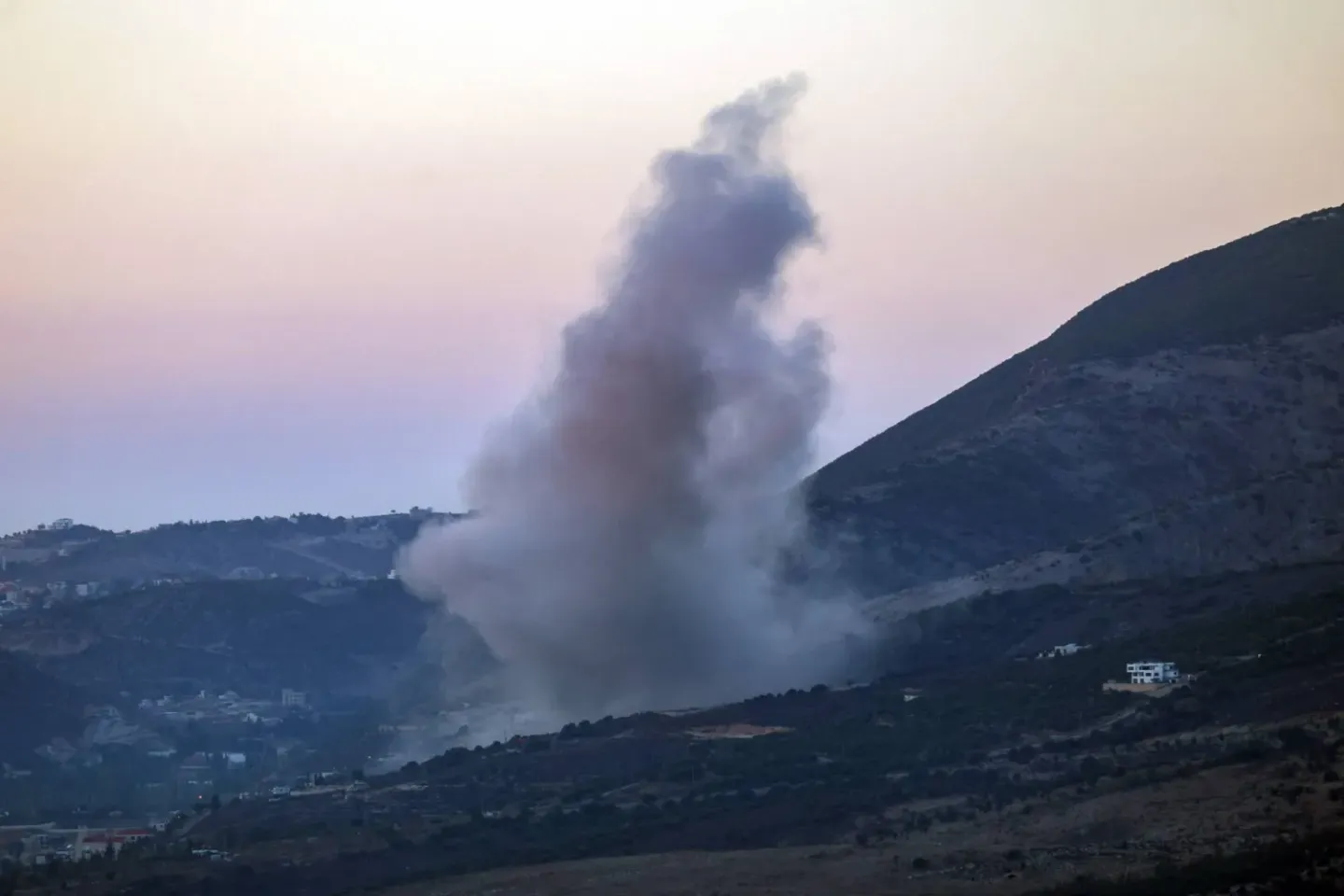 لبنان.. قتيلان وجريح في غارة إسرائيلية جنوبيّ البلاد