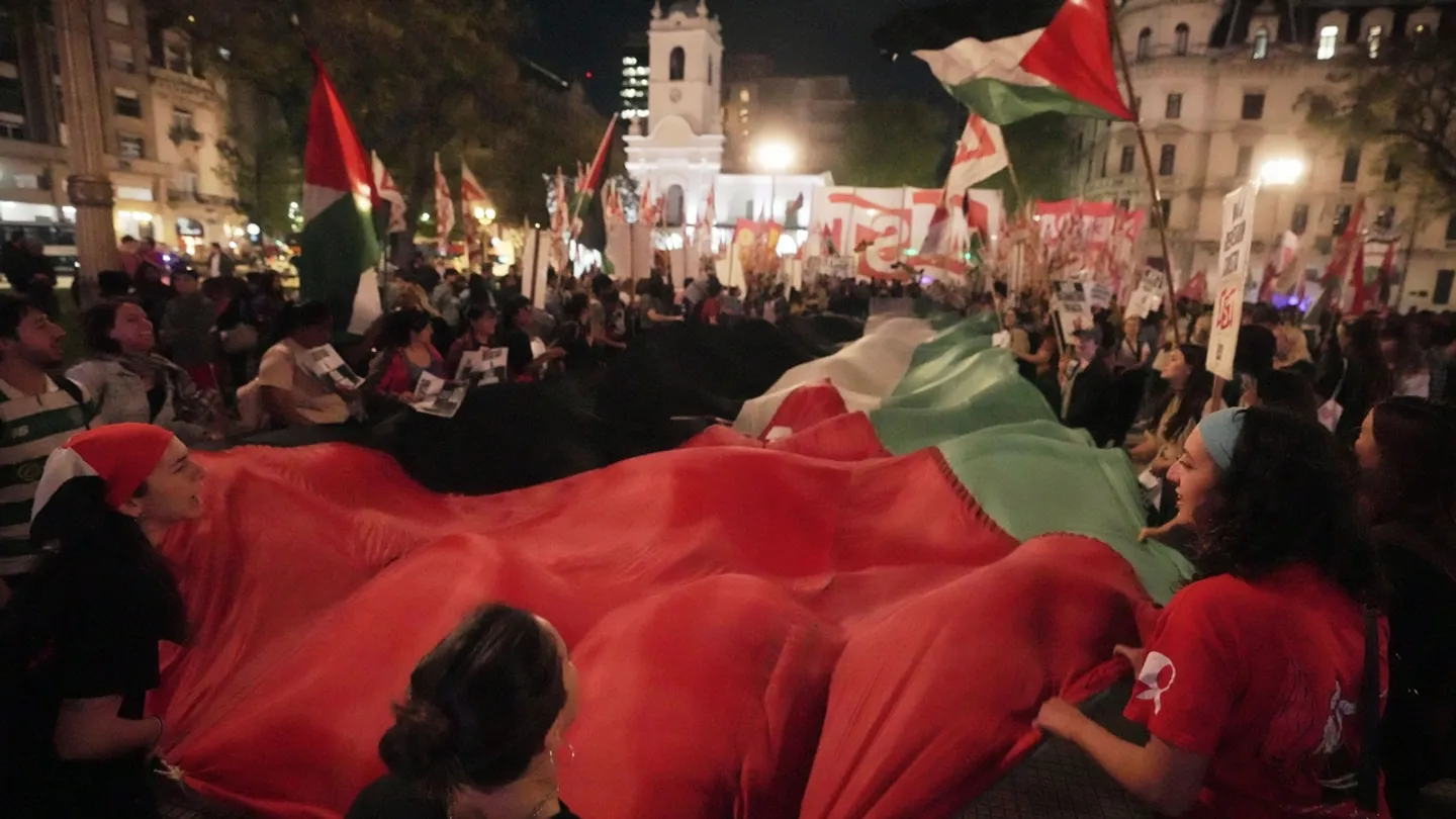 Latino-americanos saem as ruas em protesto contra o ataque de Israel a flotilha de ajuda para Gaza