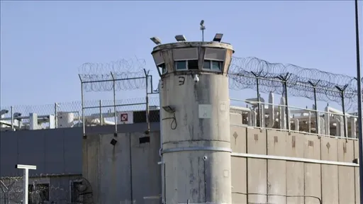 استشهاد أسير فلسطيني مسنّ من غزة.. وخطر يهدّد حياة قيادي بحماس في سجون الاحتلال