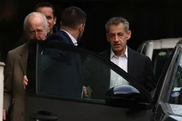 L’ex presidente francese Nicolas Sarkozy entra oggi in carcere