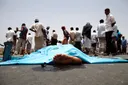 مصرع 14 شخصاً بينهم أطفال في حادث مروّع شرق اليمن
