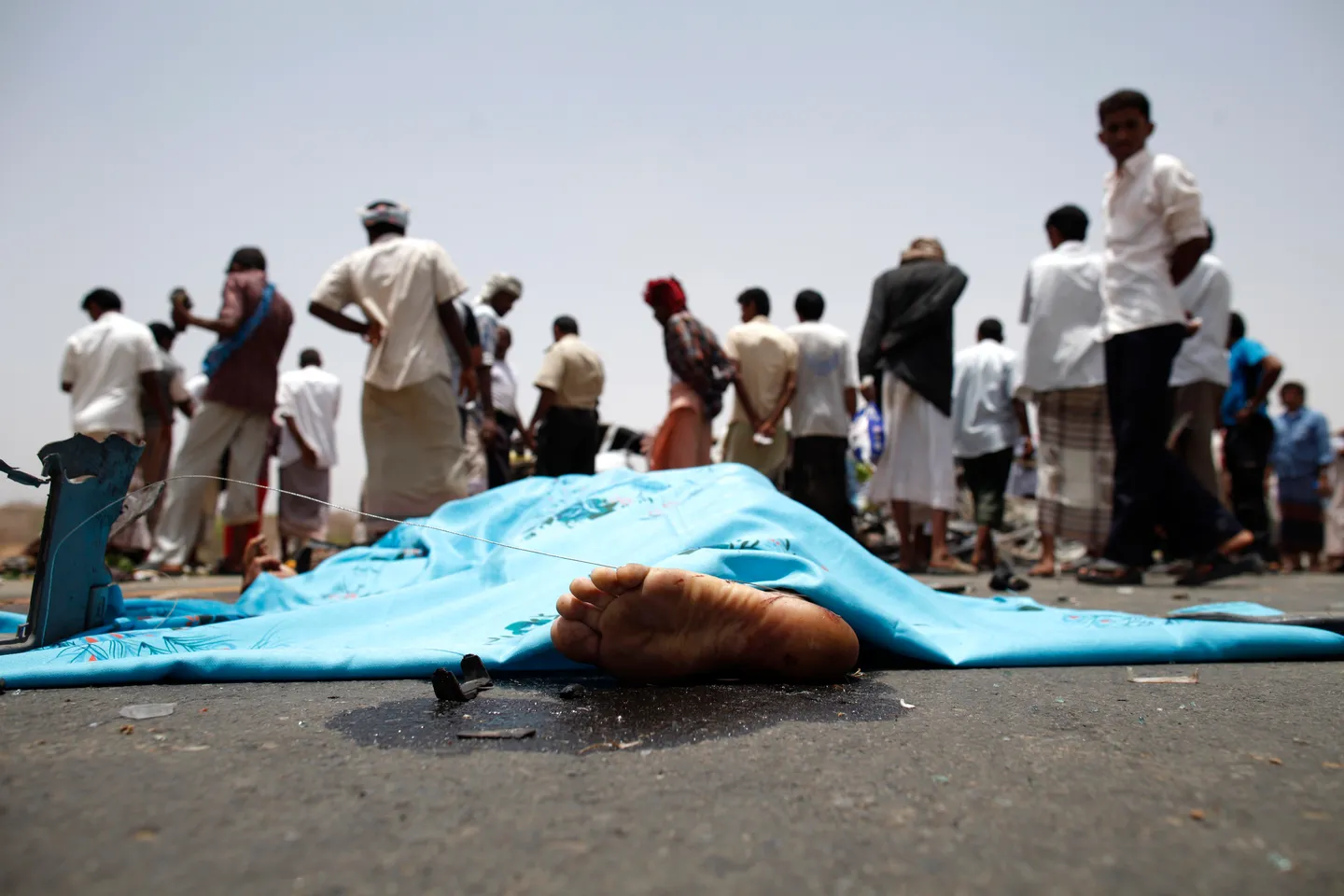 مصرع 14 شخصاً بينهم أطفال في حادث مروّع شرق اليمن