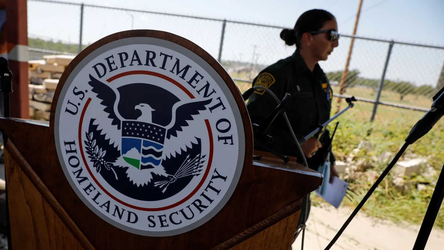 DHS afirma que quase meio milhão de imigrantes ilegais foram detidos nos EUA desde janeiro