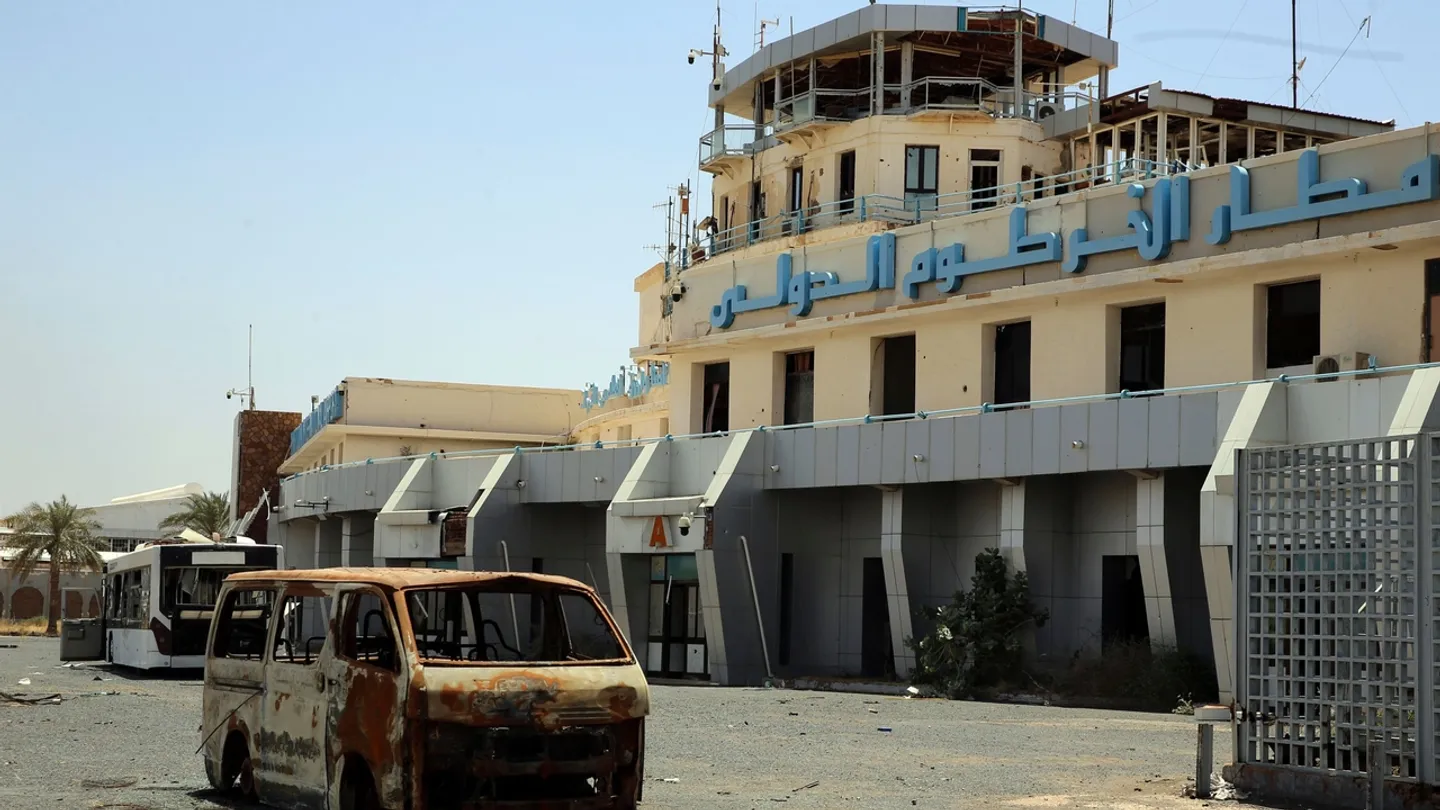 Ataques com drones das RSF atingem o aeroporto de Cartum antes da reabertura prevista