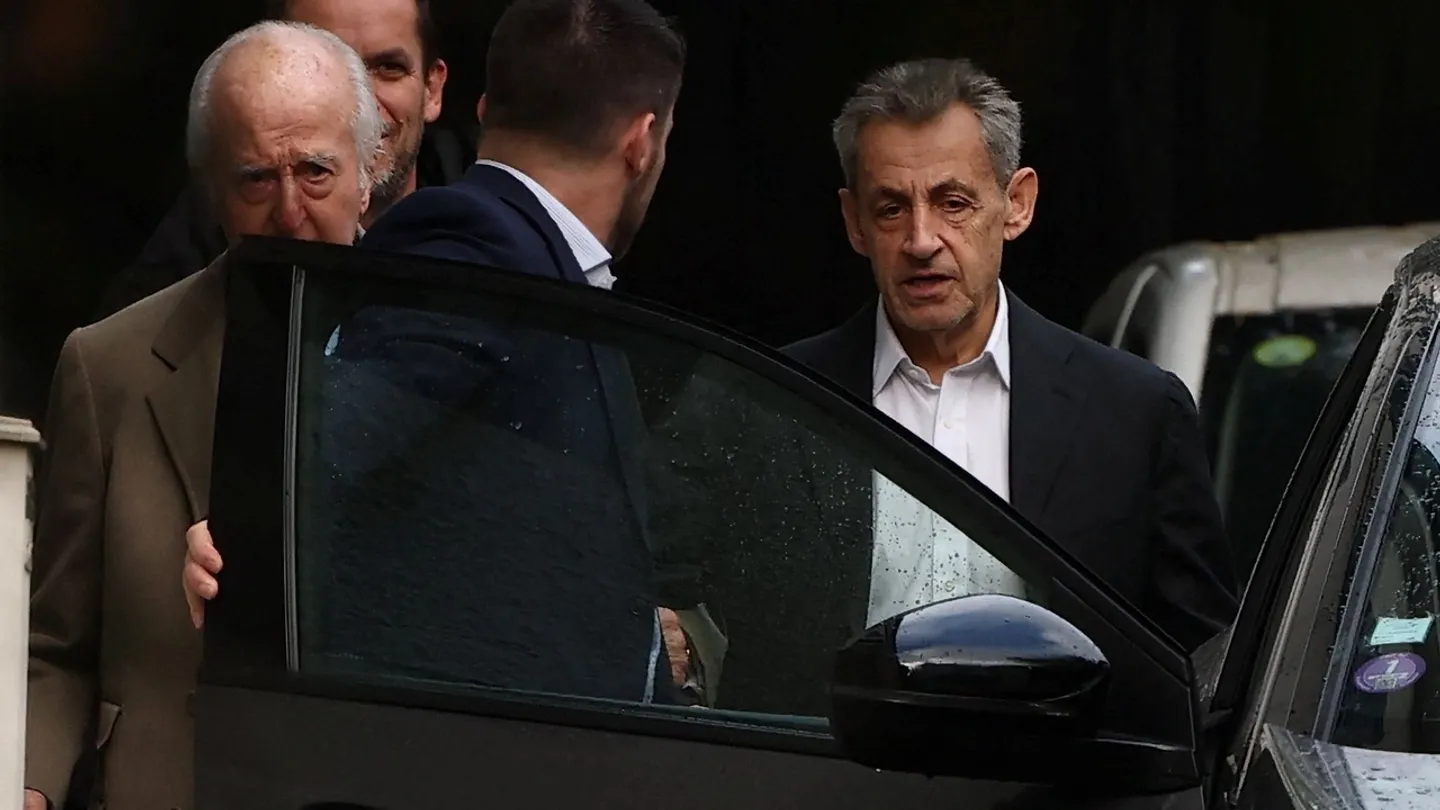 Nicolas Sarkozy vai para a prisão, numa situação histórica para um Presidente da França