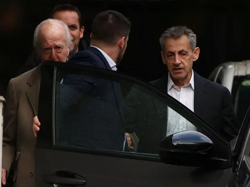 Nicolas Sarkozy vai para a prisão, numa situação histórica para um Presidente da França