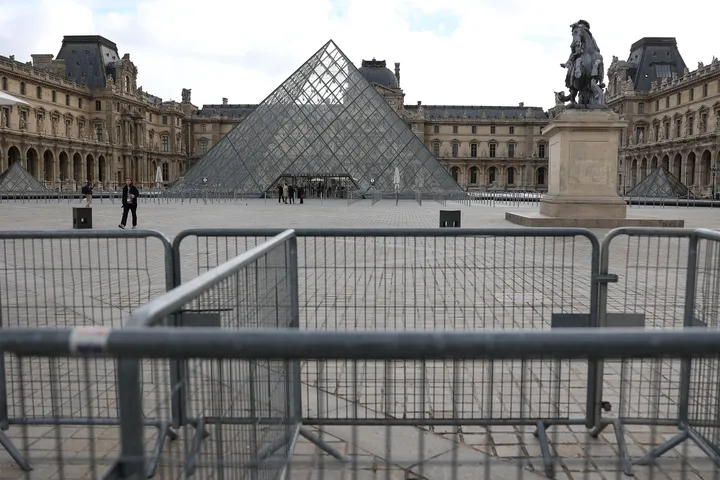 Il Louvre riapre dopo il furto di gioielli mentre l'indagine si intensifica