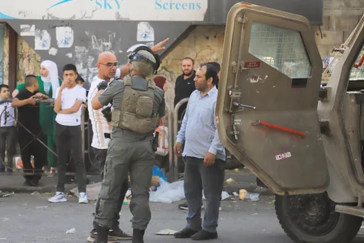 الاحتلال يعتقل 45 فلسطينياً بينهم طفل في حملة مداهمات واسعة بالضفة الغربية