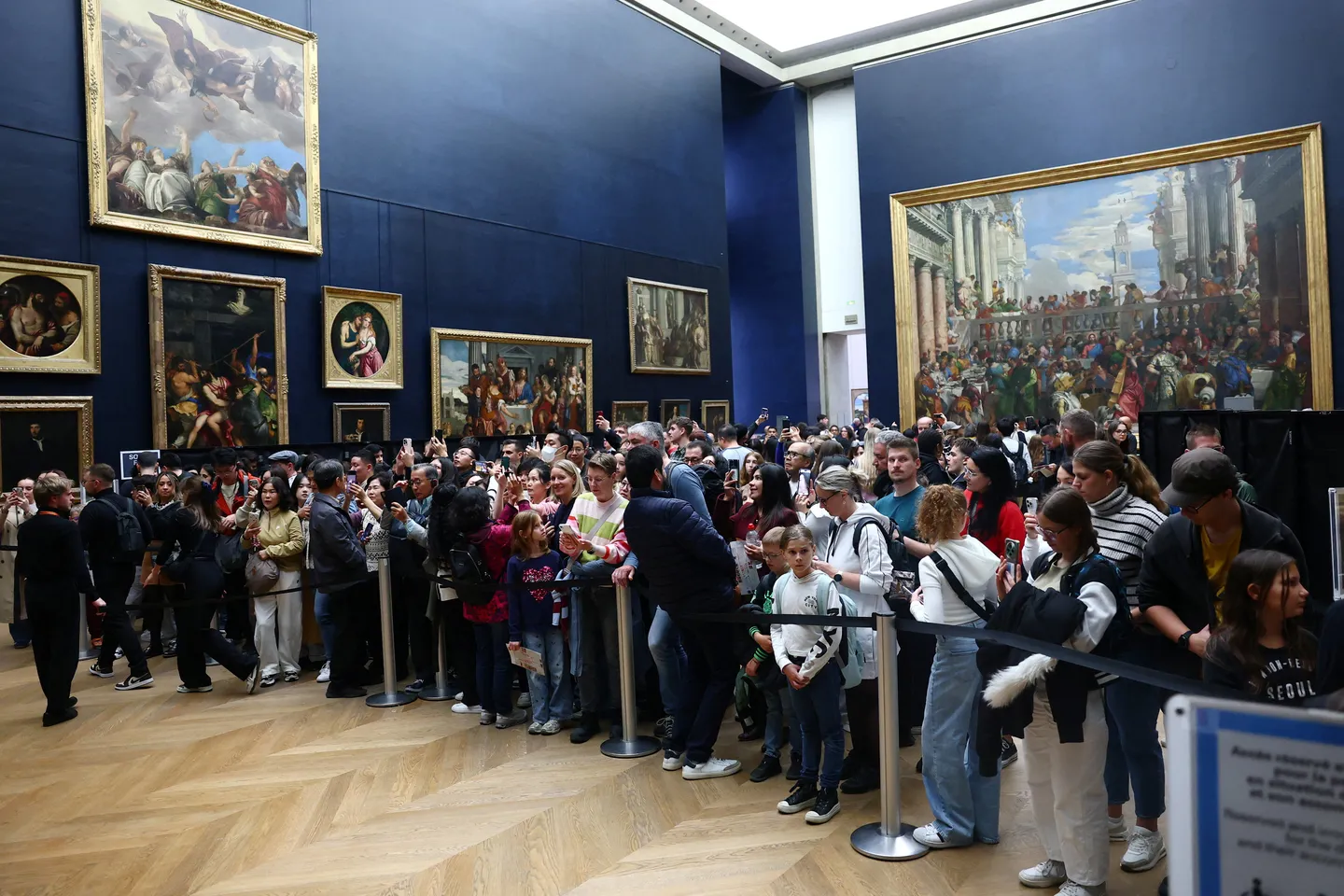 Cambriolage du Louvre: la présidente du musée reconnaît des failles de sécurité