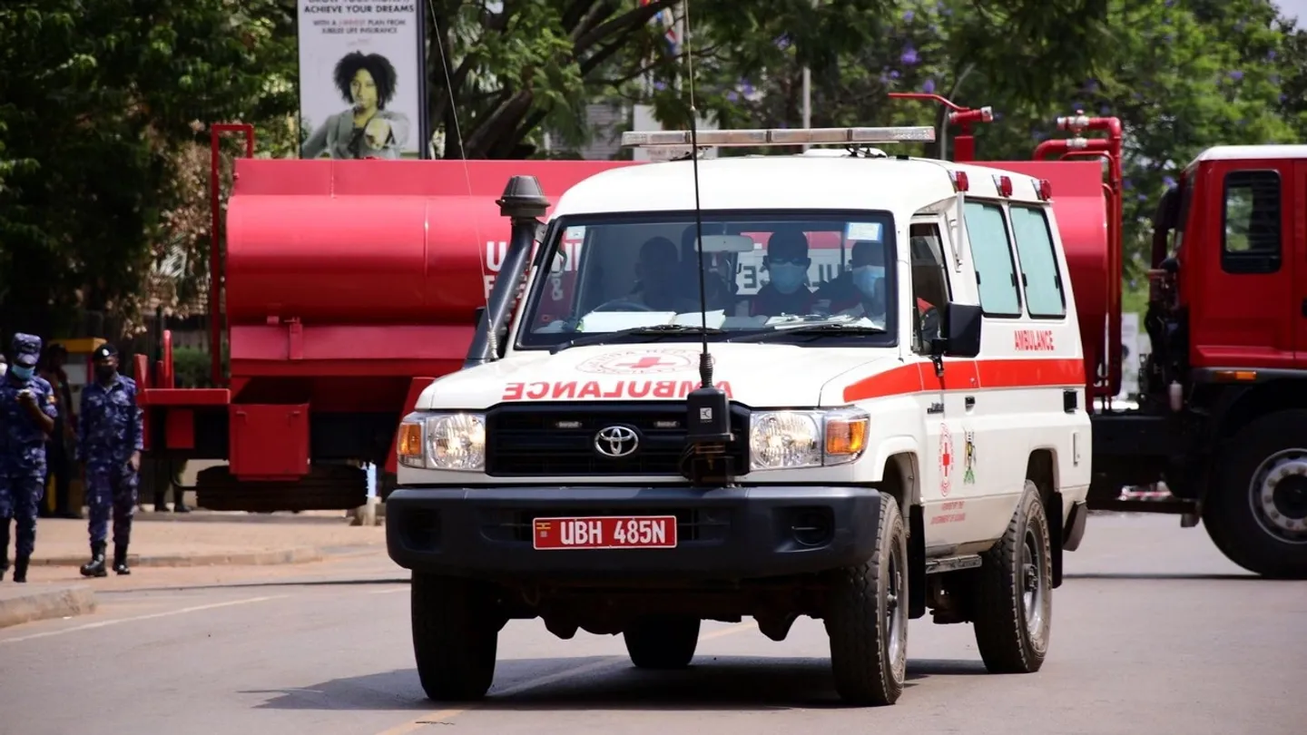Polícia: Pelo menos 63 pessoas morreram num acidente com múltiplos veículos no oeste do Uganda