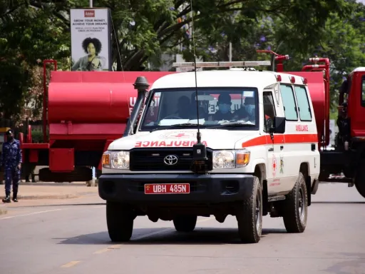 Polícia: Pelo menos 63 pessoas morreram num acidente com múltiplos veículos no oeste do Uganda