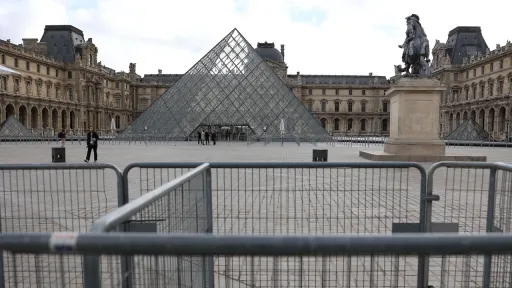 Louvre reabre depois de roubo de joias enquanto a investigação avança