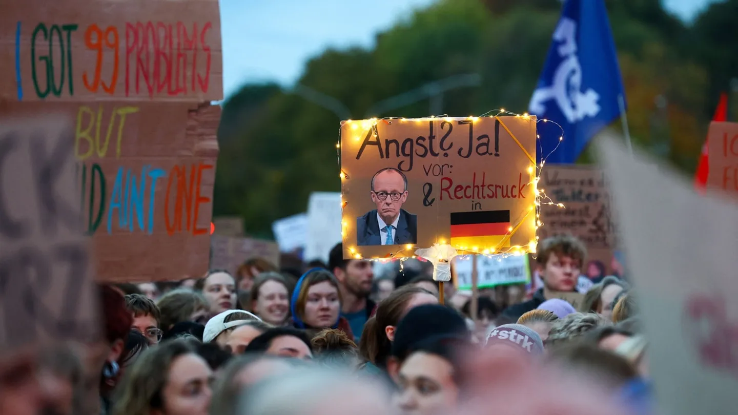 Berlinda meñlägän keşe protest çaraları oyıştırdı