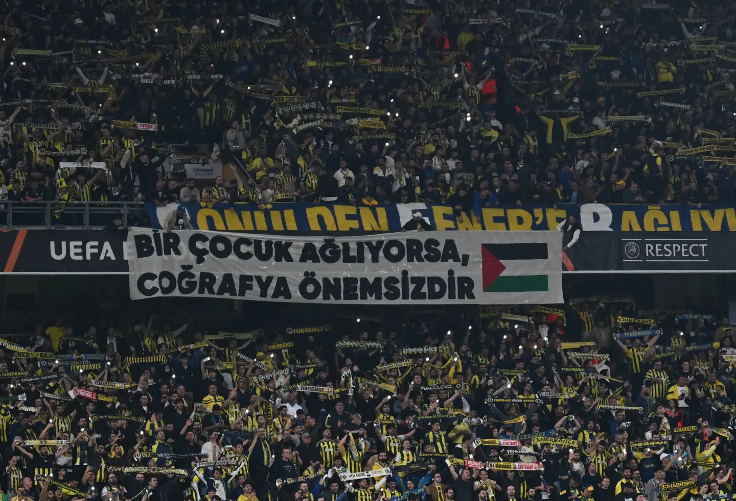 Navijači Fenerbahcea poslali poruku solidarnosti s narodom Palestine na meču Evropske lige