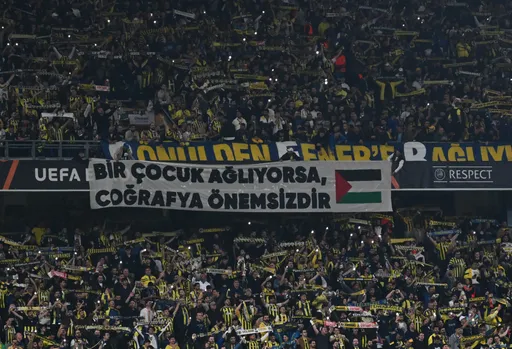 Navijači Fenerbahcea poslali poruku solidarnosti s narodom Palestine na meču Evropske lige