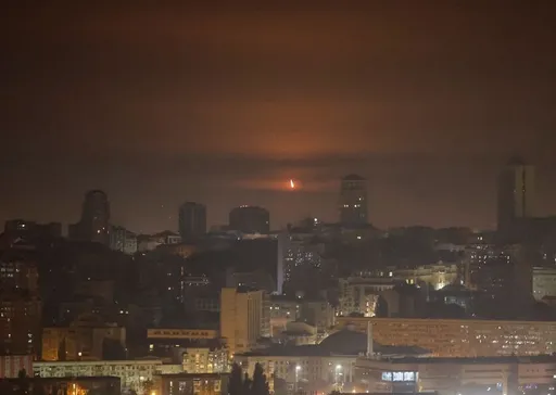 Russia lancia un attacco aereo su Kiev durante i colloqui di pace