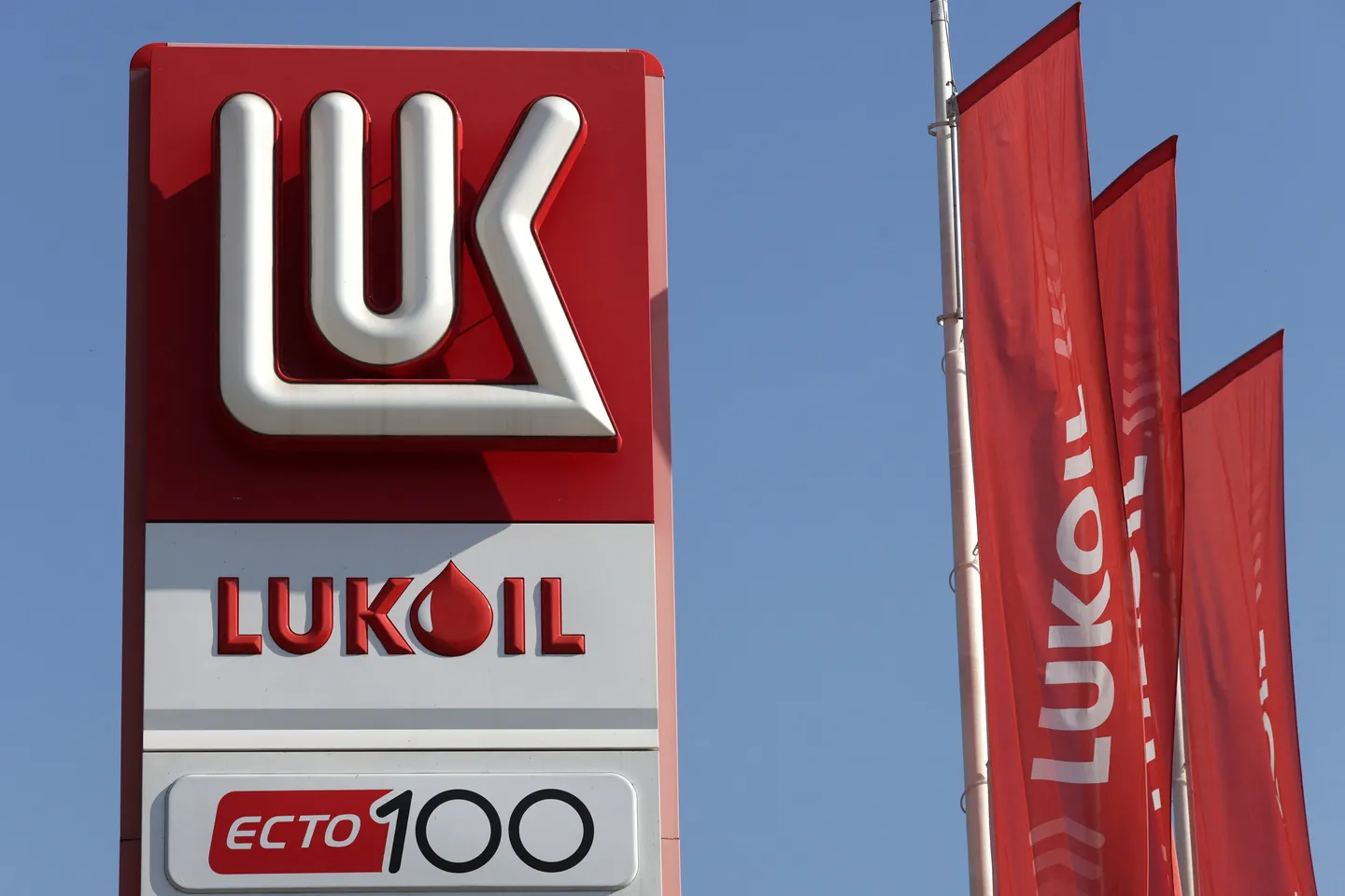 Lukoil venderà gli asset esteri dopo le nuove sanzioni di Stati Uniti e Regno Unito