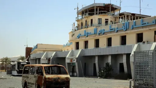 Aeroporto de Cartum, no Sudão, enfrenta o terceiro dia de ataques de drones pelas milícias das RSF