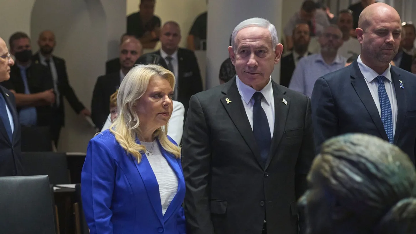 שרה נתניהו לחצה: בקשת חנינה לבעלה הפושע מלחמה