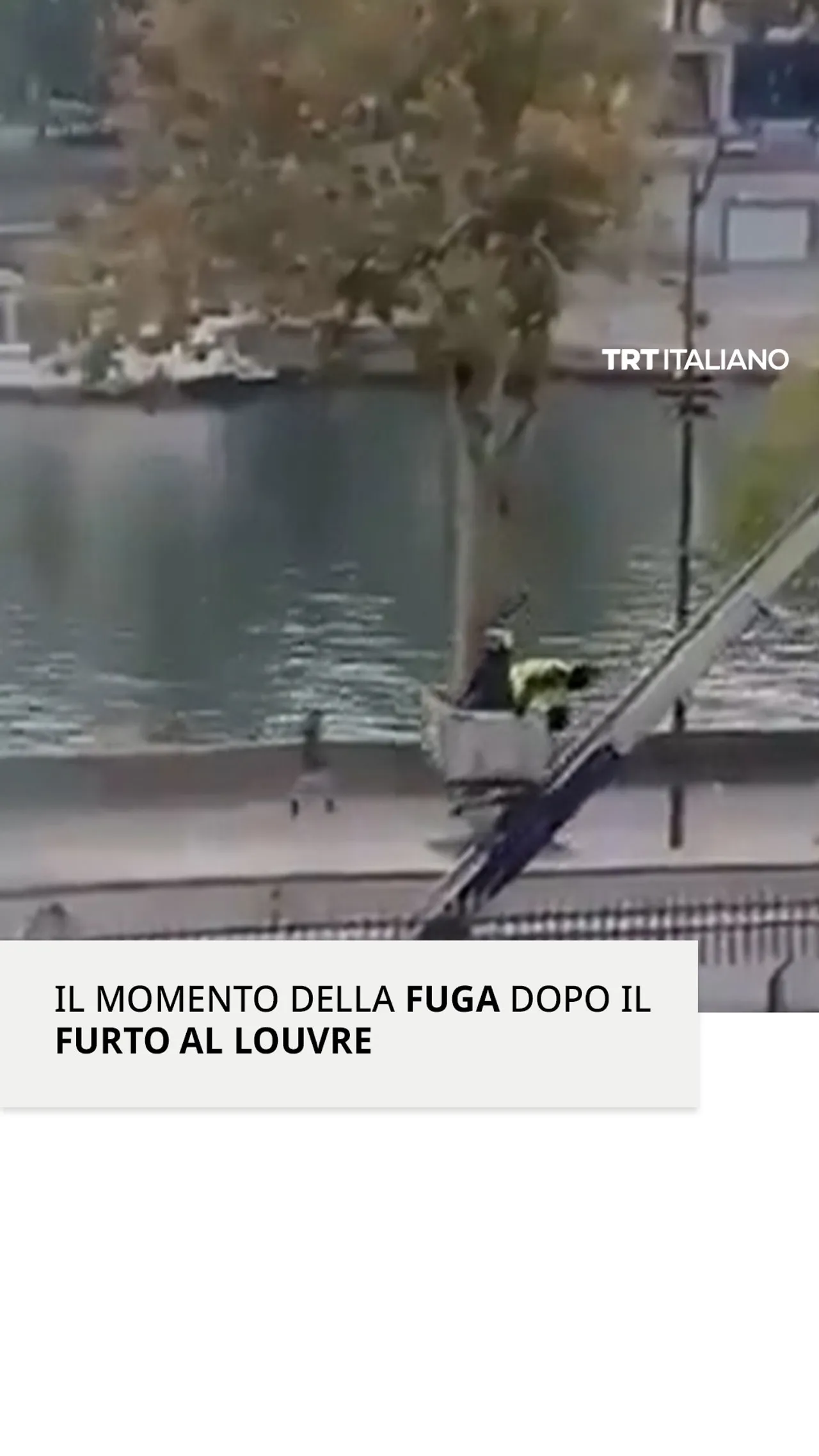Il momento della fuga dopo il furto al Louvre