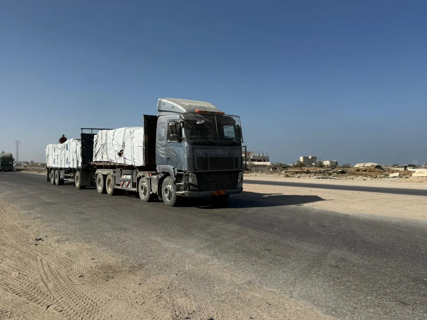 Израел дозволува дневен влез во Газа на само 200 од договорените 600 камиони со помош