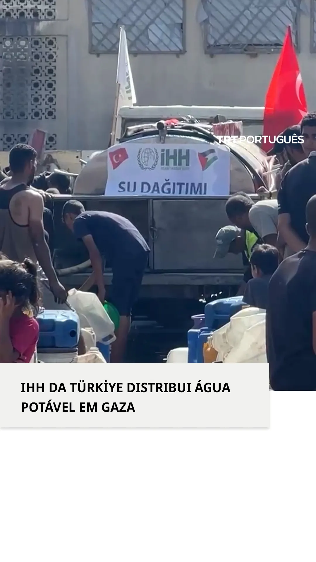 Fundação de Ajuda Humanitária IHH da Türkiye distribui água potável em Gaza