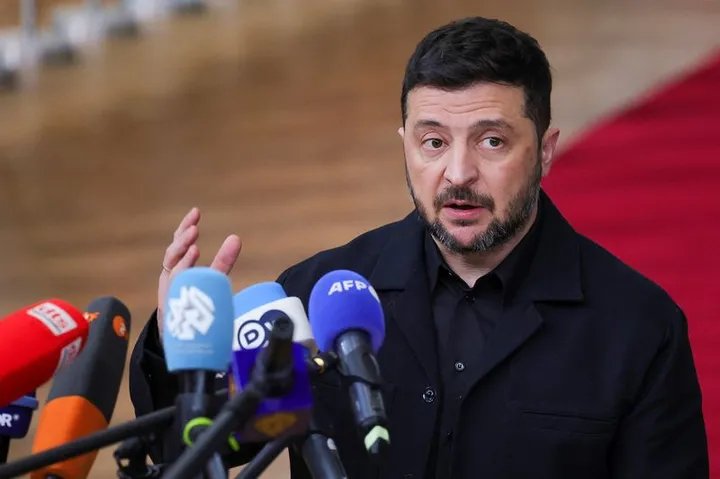 زیلینسکي: ټرمپ د سولې پلان مونږ یا د خپل عزت او یا د خپل مهم متحد د لاسه ورکولو له خطر سره مخ کړي یو