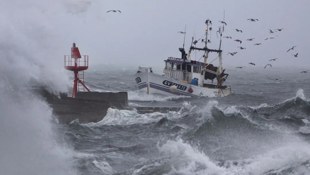 Mais de 100 000 casas ficam sem eletricidade em França devido aos impactos da Tempestade Benjamin