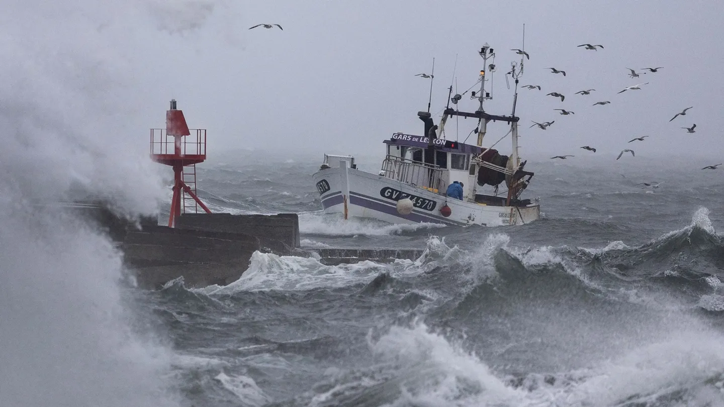 Mais de 100 000 casas ficam sem eletricidade em França devido aos impactos da Tempestade Benjamin