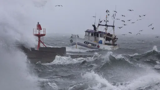 Mais de 100 000 casas ficam sem eletricidade em França devido aos impactos da Tempestade Benjamin