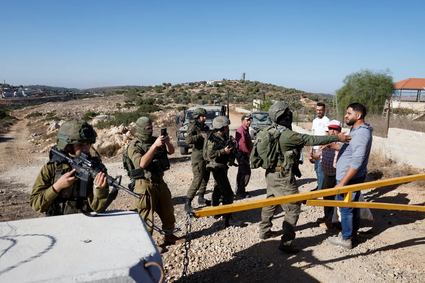الاحتلال يصيب طفلاً في الخليل ويعتقل 21 فلسطينياً بينهم قيادي في "حماس" بالضفة