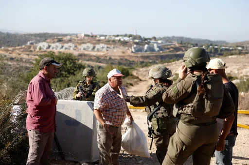 الاحتلال يعتقل فلسطينيين ويعتدي على مزارعي الزيتون في الضفة.. وحماس تحذر من "مخطط ضم وتهجير"