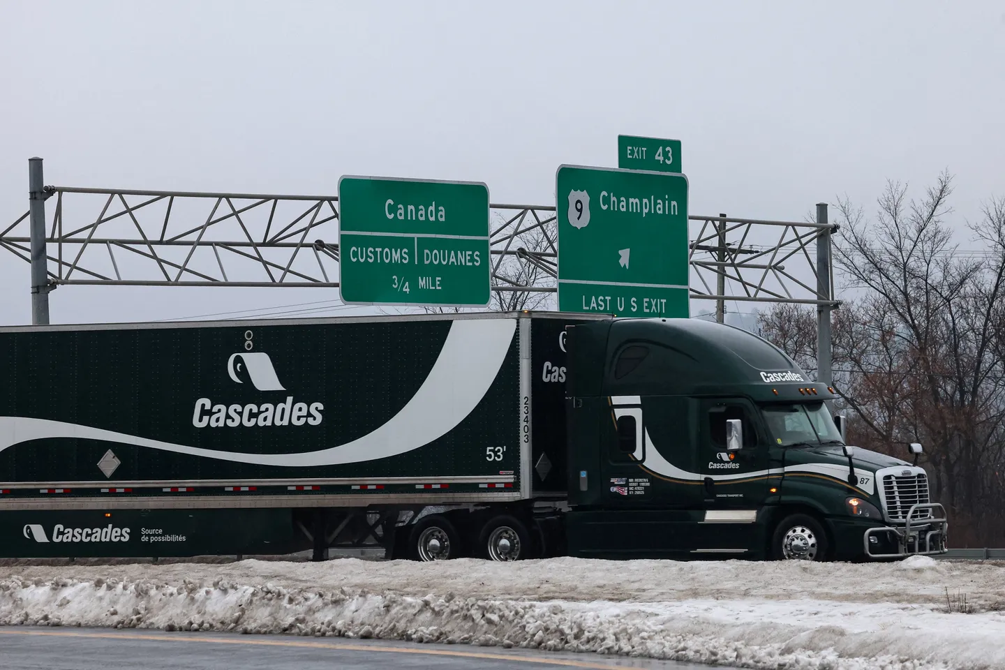 Courroucé par une pub, Trump accroît de 10% les droits de douane sur le Canada