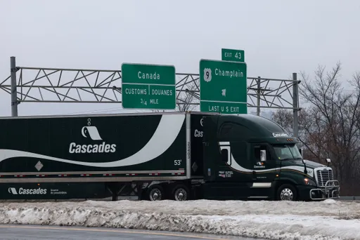 Courroucé par une pub, Trump accroît de 10% les droits de douane sur le Canada